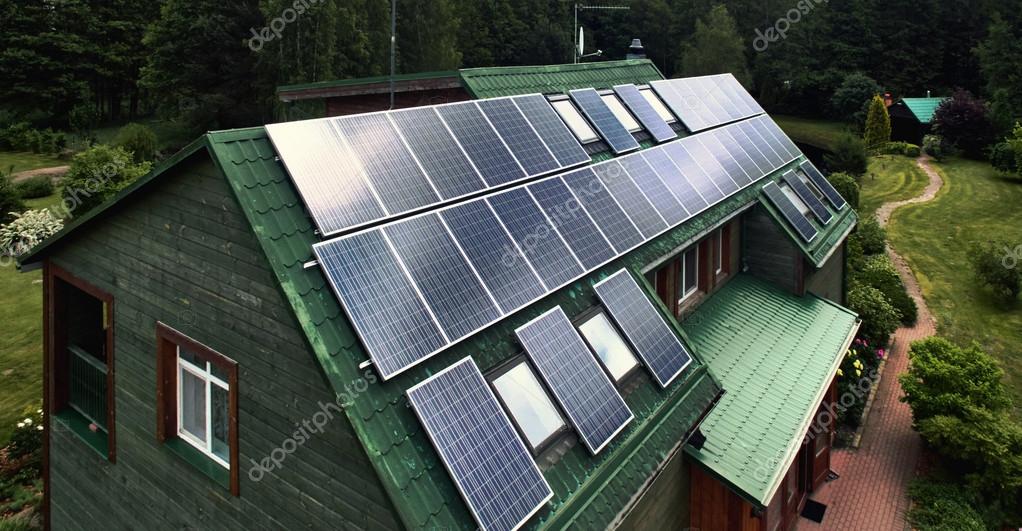 Pannelli fotovoltaici installati su un tetto condominiale
