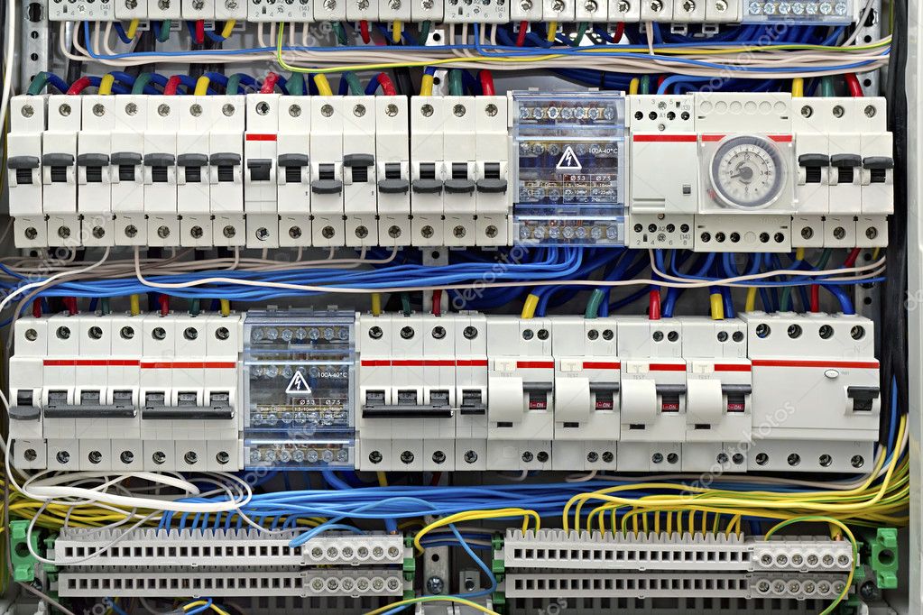 Quadro elettrico ordinato con cablaggi professionali