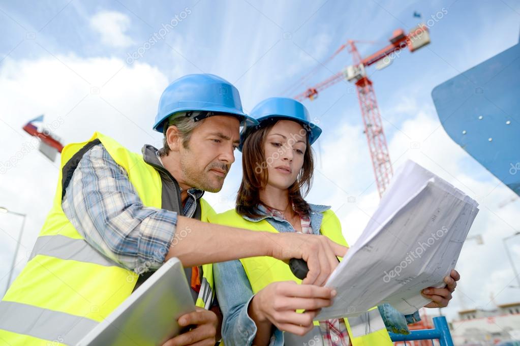 Coordinatore di cantiere che controlla l’avanzamento dei lavori