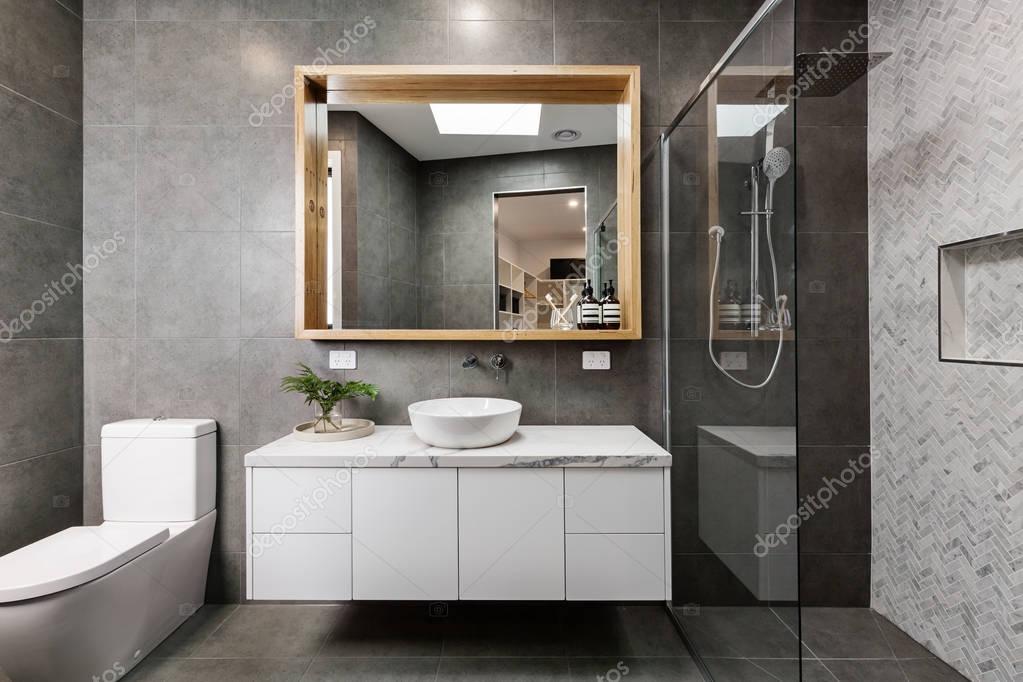 Bagno ristrutturato con doccia moderna