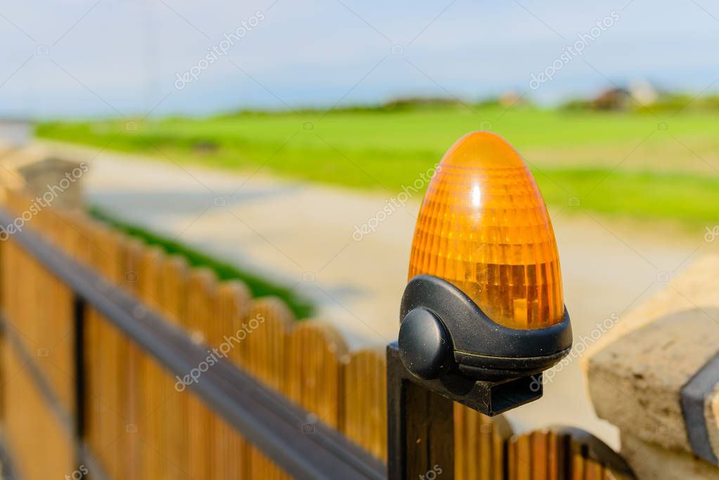 Cancello scorrevole automatizzato di ingresso condominiale