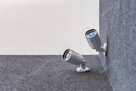 Telecamera di videosorveglianza installata su edificio