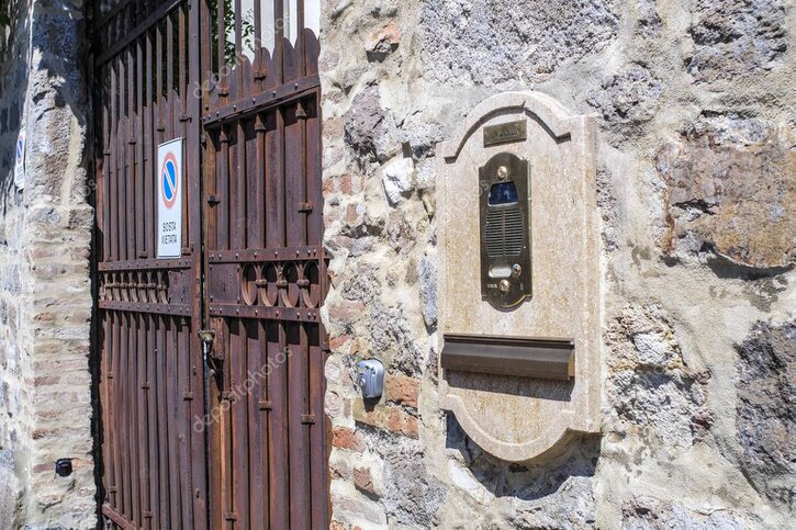 Sostituzione di vecchio citofono in condominio