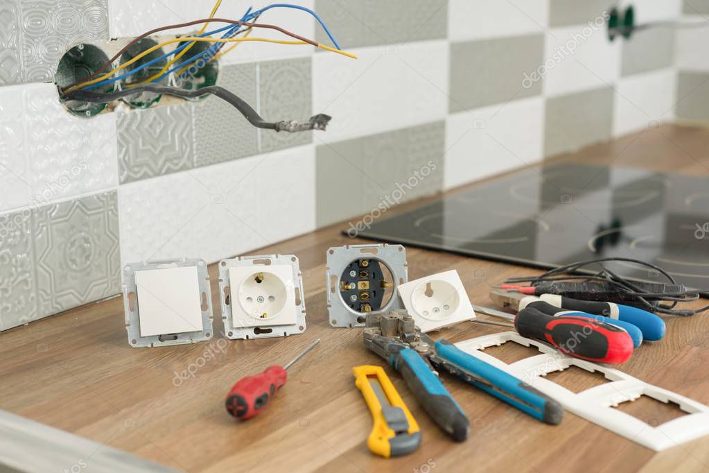 Quadro elettrico e prese in un appartamento ristrutturato