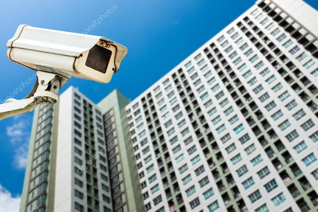 Telecamera di videosorveglianza che inquadra un ingresso condominiale