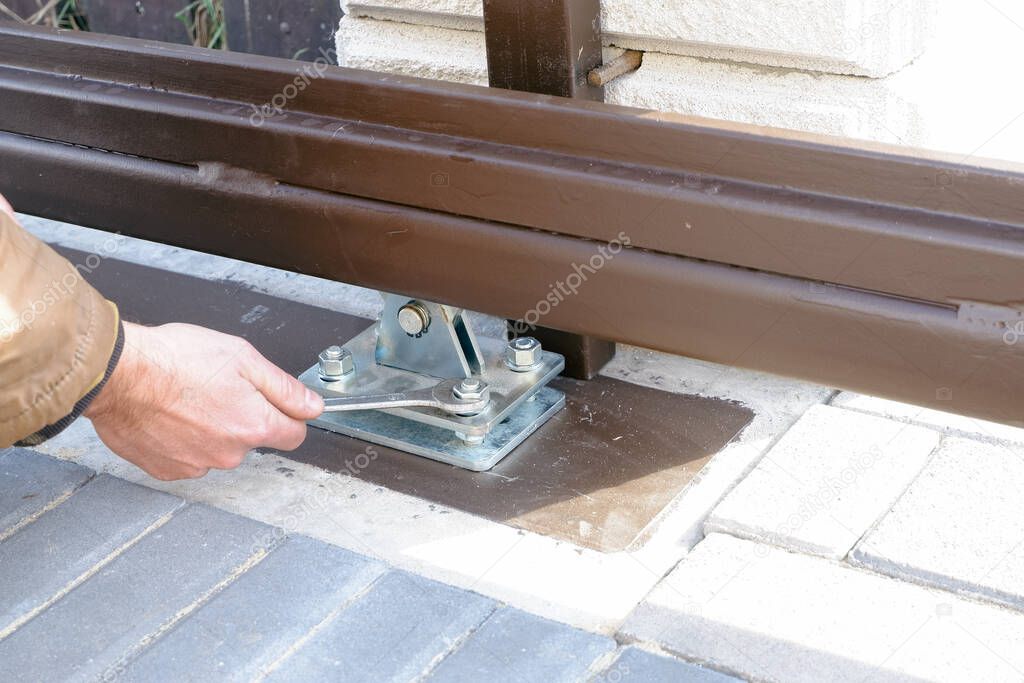 Tecnico che testa il funzionamento di un cancello automatico