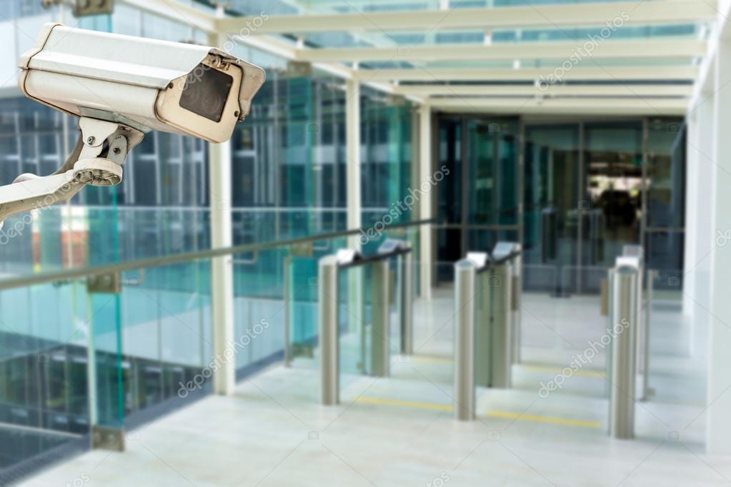 Ingresso condominiale con telecamere di sicurezza
