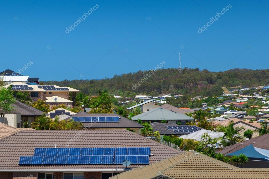 Tetto con pannelli fotovoltaici installati