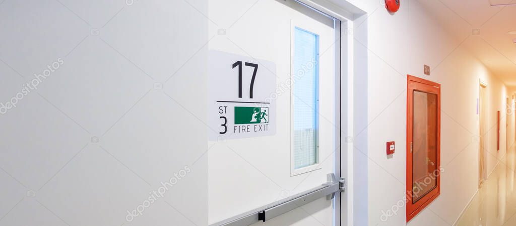 Tecnico che controlla impianti nelle scale di un condominio