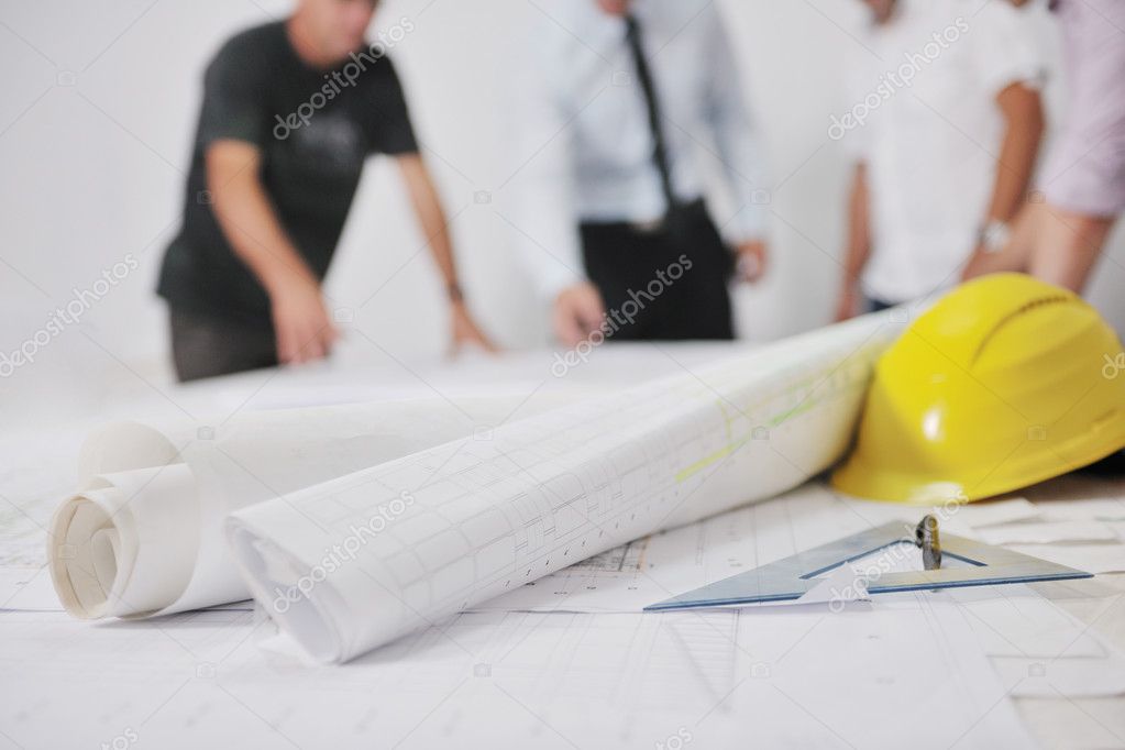 Responsabile di commessa che coordina un cantiere