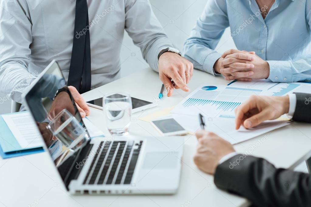 Incontro tra amministratore di condominio e tecnico specializzato