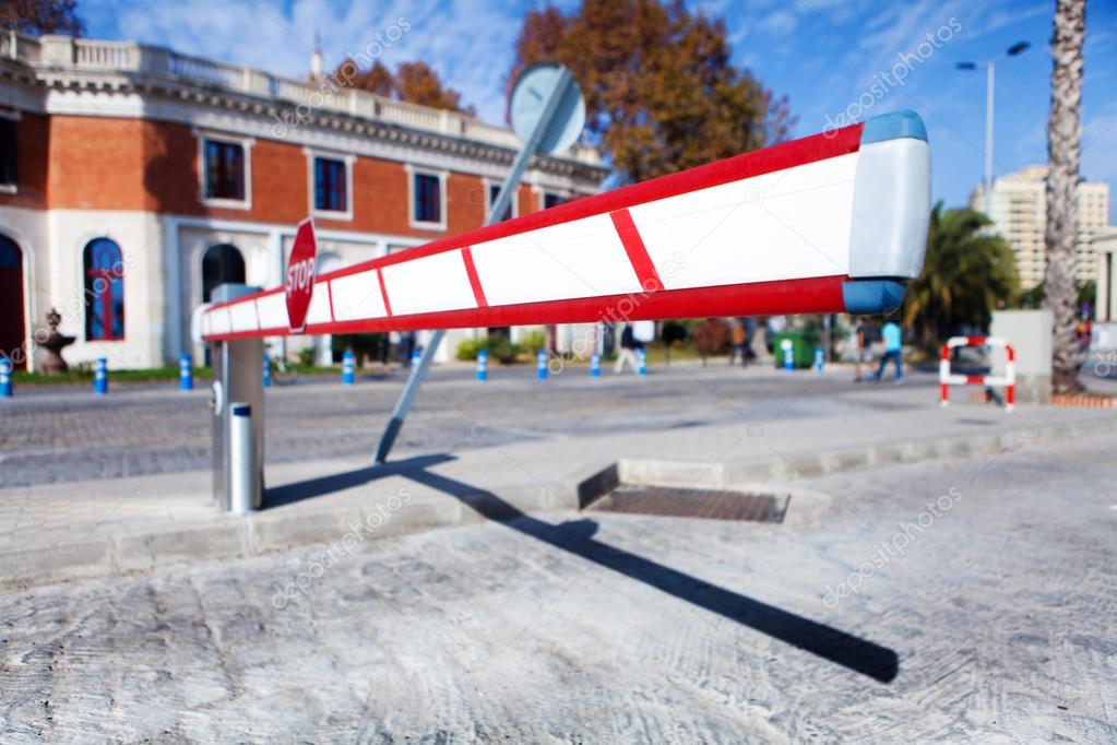 Barriera automatica per accesso carrabile