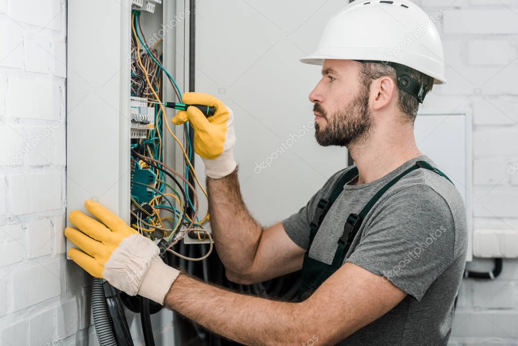 Tecnico che interviene su quadro elettrico condominiale