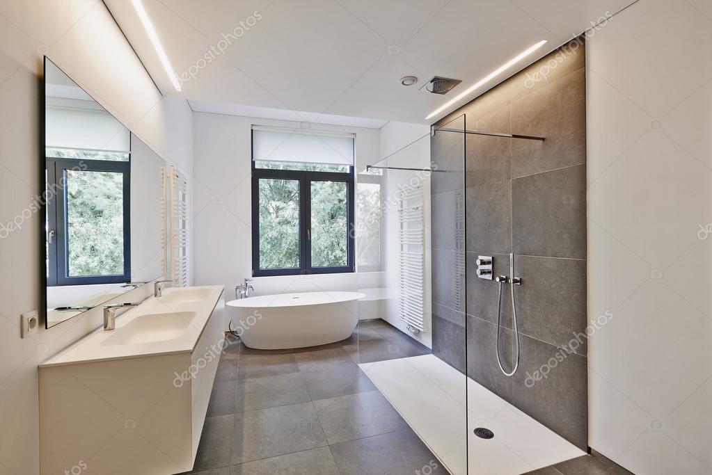 Bagno ristrutturato con doccia in muratura e rivestimenti moderni