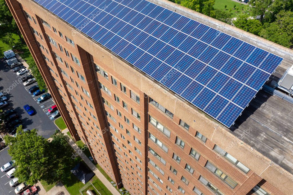 Pannelli fotovoltaici installati sulla copertura di un condominio